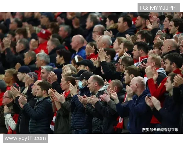 足球明星与家人共赏大名单揭晓时刻 温馨画面感动球迷 足球明星与家人共赏大名单揭晓时刻 温馨画面感动球迷