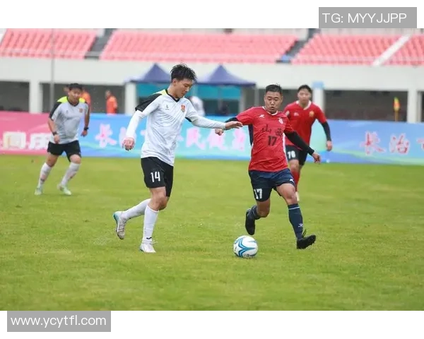 足球巨星赛场外清凉瞬间手握冰棍展现轻松幽默一面 足球巨星赛场外清凉瞬间手握冰棍展现轻松幽默一面